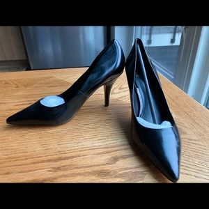 Truth or Dare by Madonna black patent leather pumps, size 6